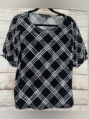 🤎3/$10 Elegant Black and White Plaid Blouse